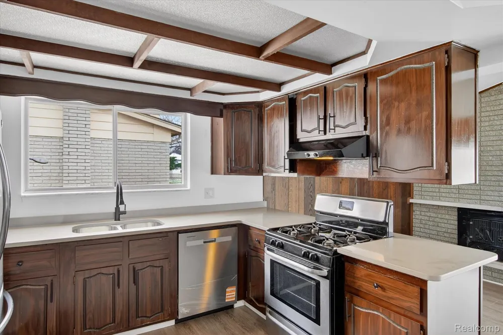 2995 Groves Drive Sterling Heights City, MI 48310