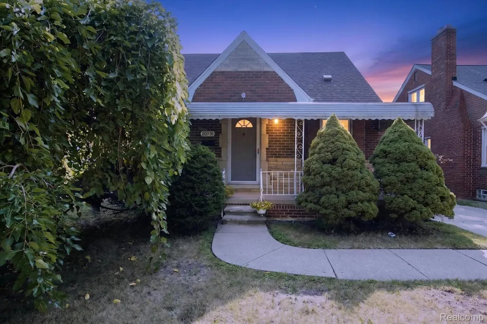 20930 Redmond Avenue Eastpointe City, MI 48021