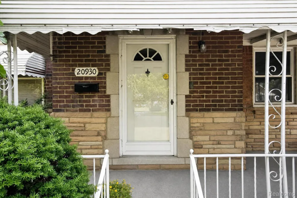 20930 Redmond Avenue Eastpointe City, MI 48021