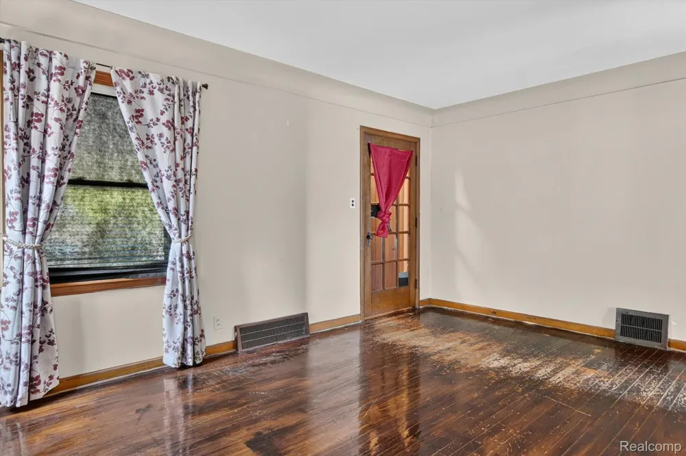 20930 Redmond Avenue Eastpointe City, MI 48021