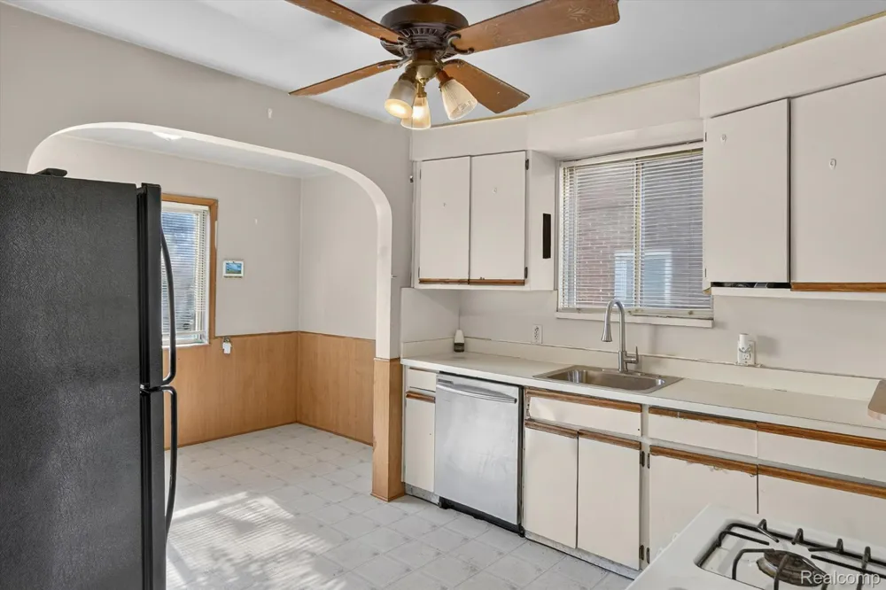20930 Redmond Avenue Eastpointe City, MI 48021