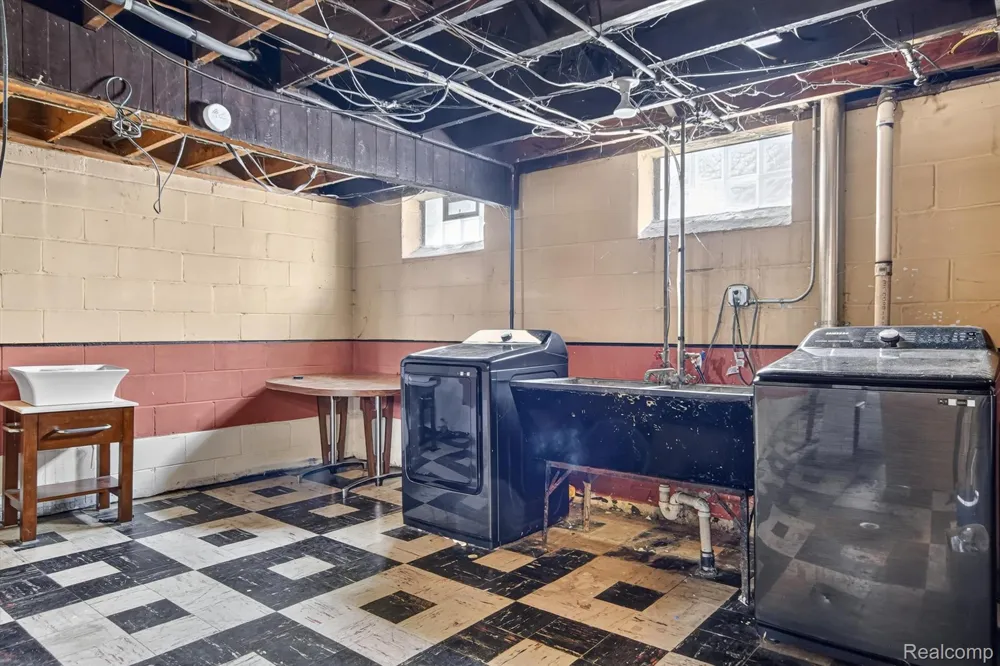 20930 Redmond Avenue Eastpointe City, MI 48021