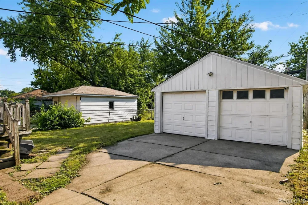 20930 Redmond Avenue Eastpointe City, MI 48021