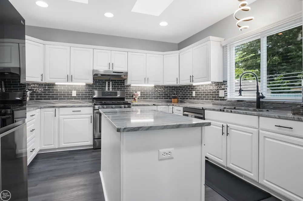 695 King Circle Orion Charter Township, MI 48362