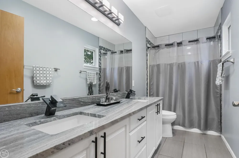 695 King Circle Orion Charter Township, MI 48362