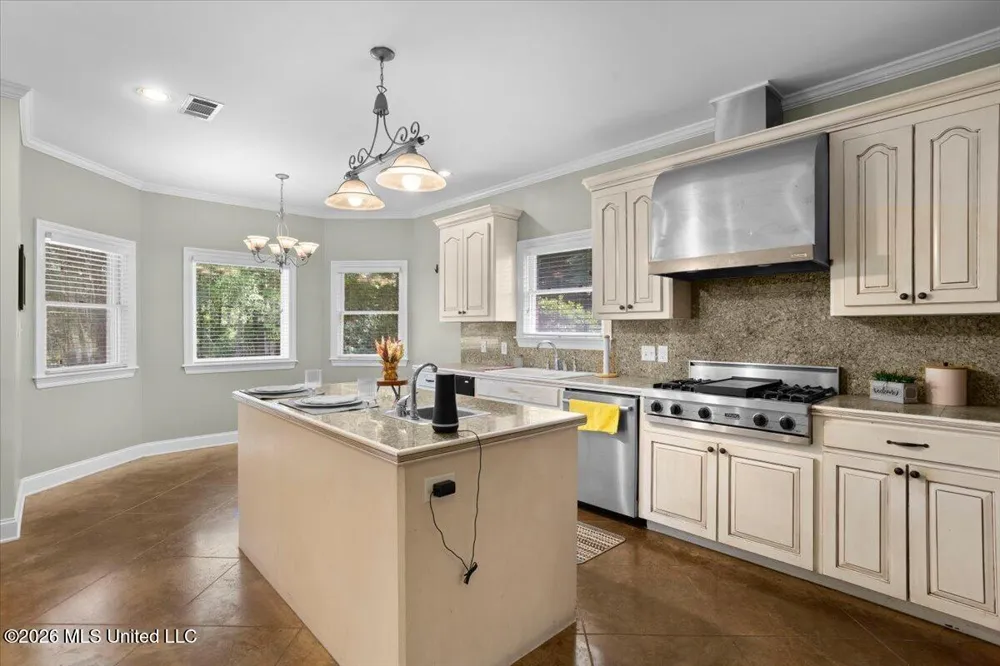 131 Shadow Lake Drive Hattiesburg, MS 39402
