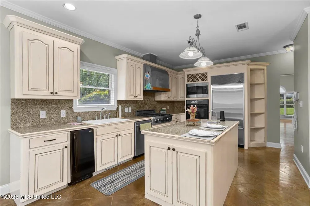 131 Shadow Lake Drive Hattiesburg, MS 39402