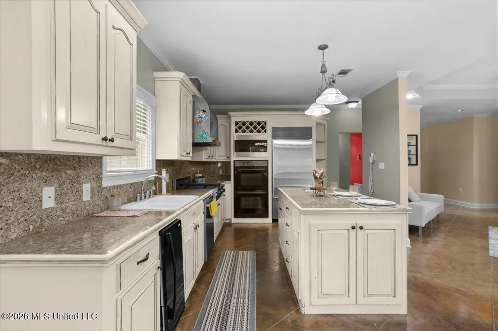131 Shadow Lake Drive Hattiesburg, MS 39402