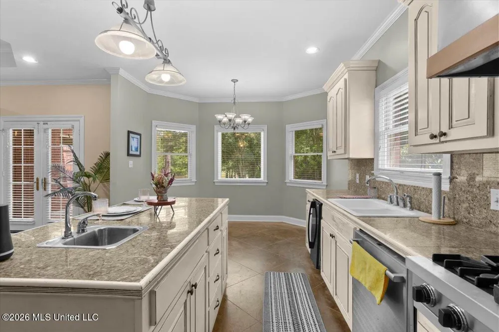 131 Shadow Lake Drive Hattiesburg, MS 39402