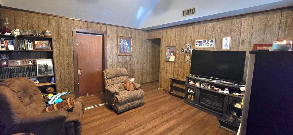 807 Manse Avenue Giddings, TX 78942