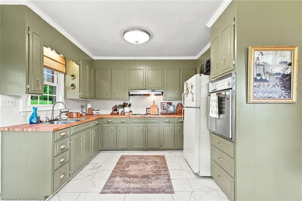 145 W Lake Road Eden, NC 27288