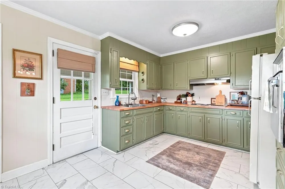 145 W Lake Road Eden, NC 27288