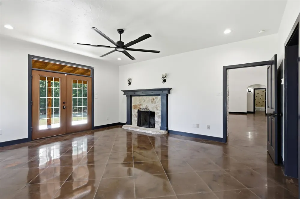 1070 S Reno Road Reno, TX 76082