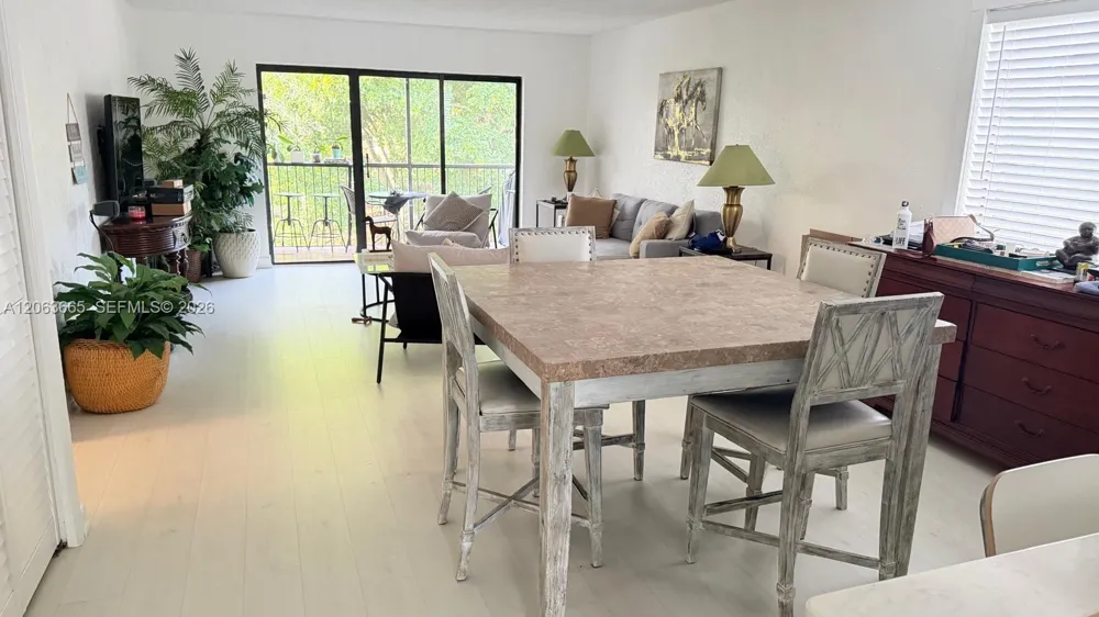 440 Lakeview Dr #204 Weston, FL 33326
