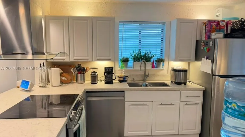 440 Lakeview Dr #204 Weston, FL 33326