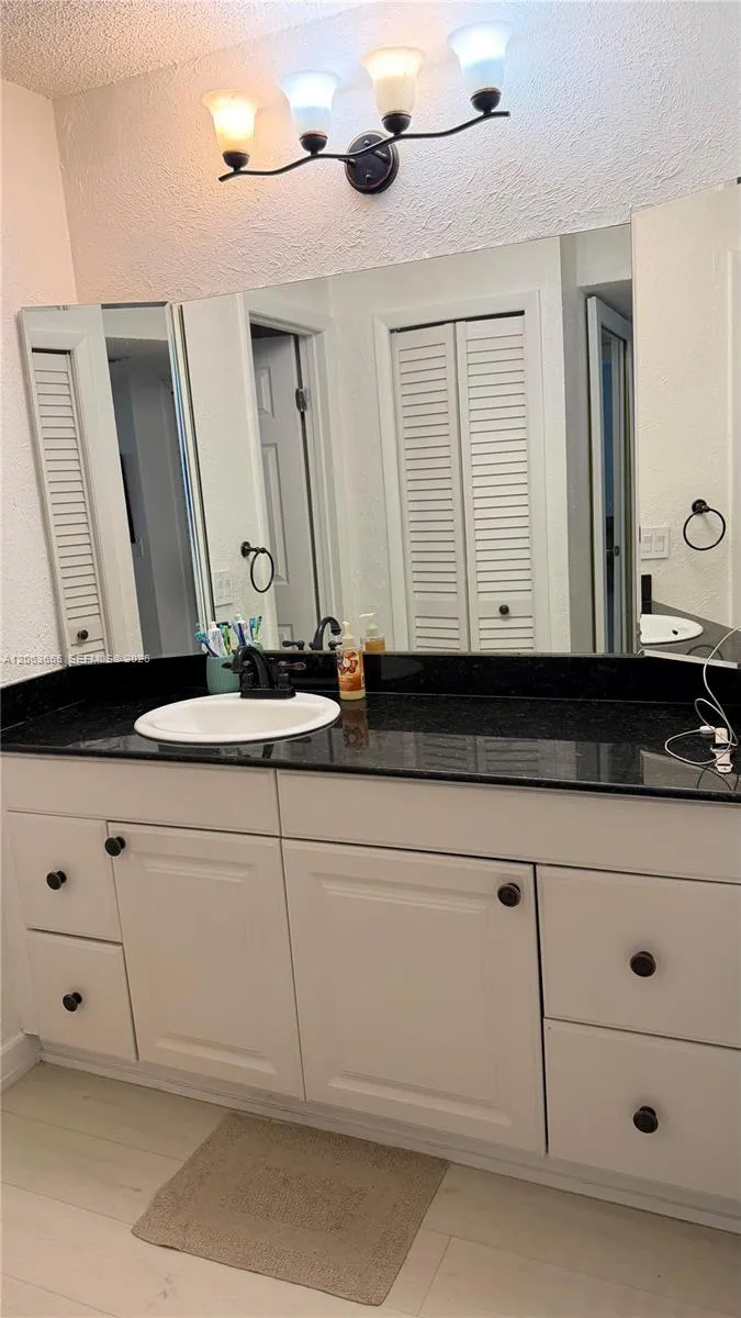 440 Lakeview Dr #204 Weston, FL 33326