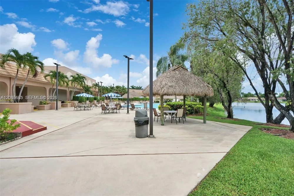 440 Lakeview Dr #204 Weston, FL 33326