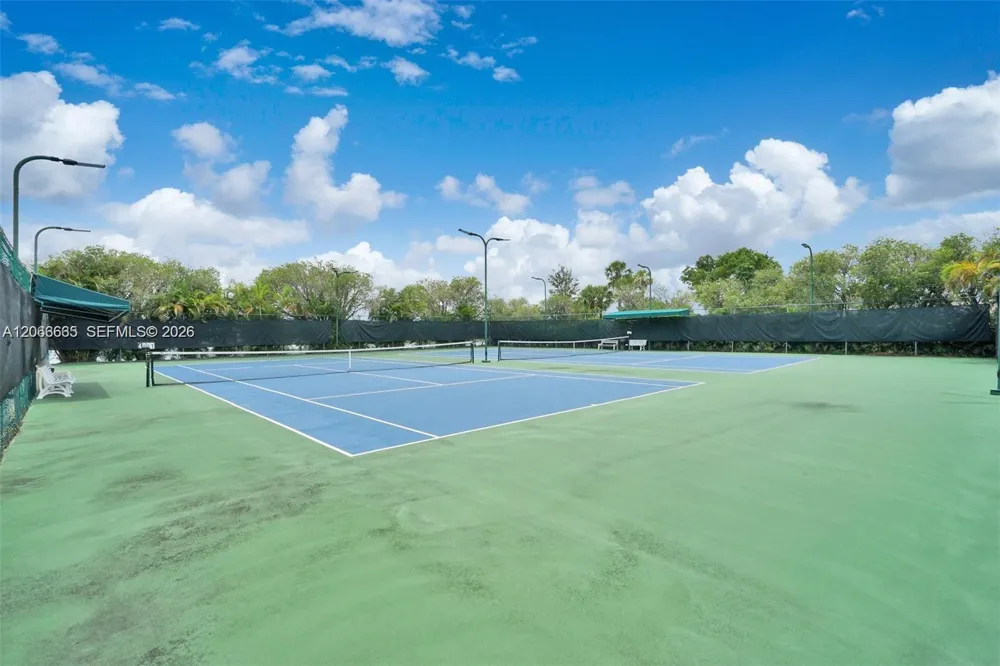440 Lakeview Dr #204 Weston, FL 33326
