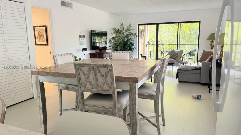 440 Lakeview Dr #204 Weston, FL 33326