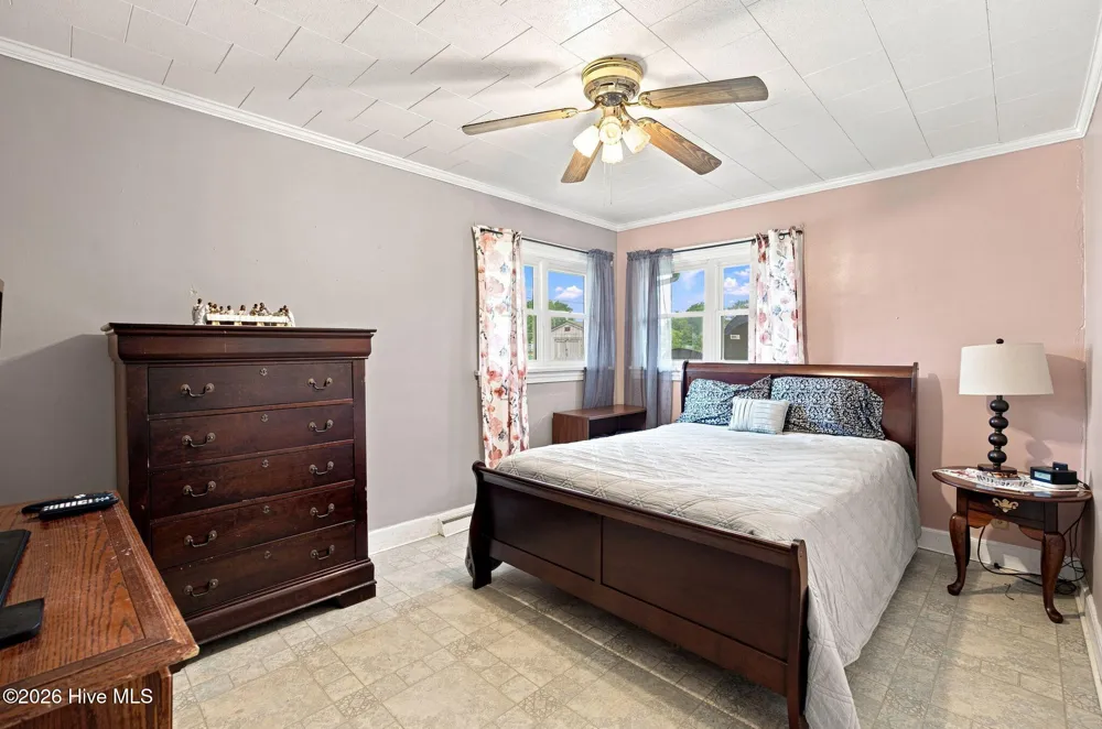 208 West Avenue Oak City, NC 27857