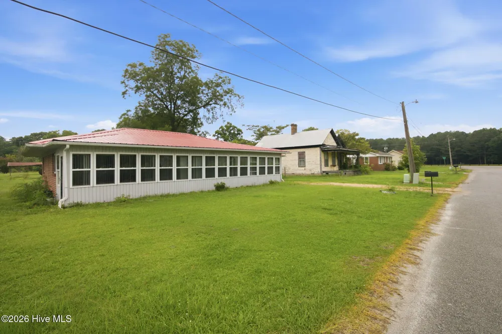 208 West Avenue Oak City, NC 27857