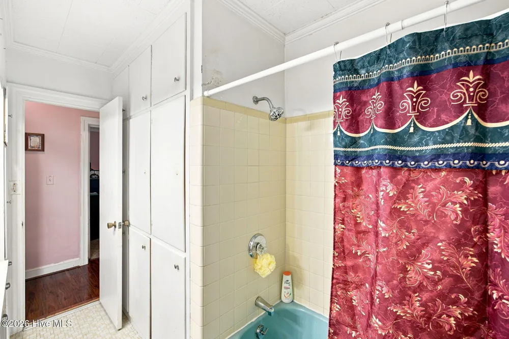 208 West Avenue Oak City, NC 27857