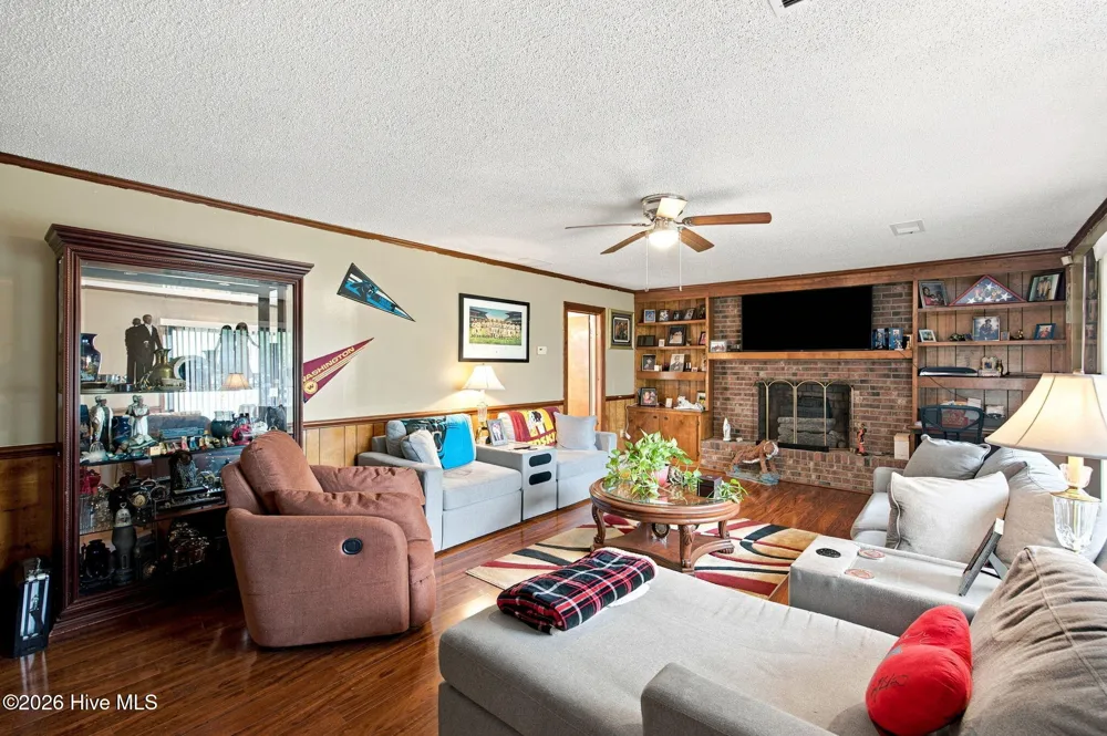 208 West Avenue Oak City, NC 27857