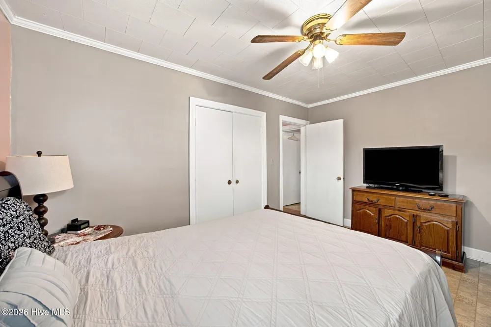 208 West Avenue Oak City, NC 27857