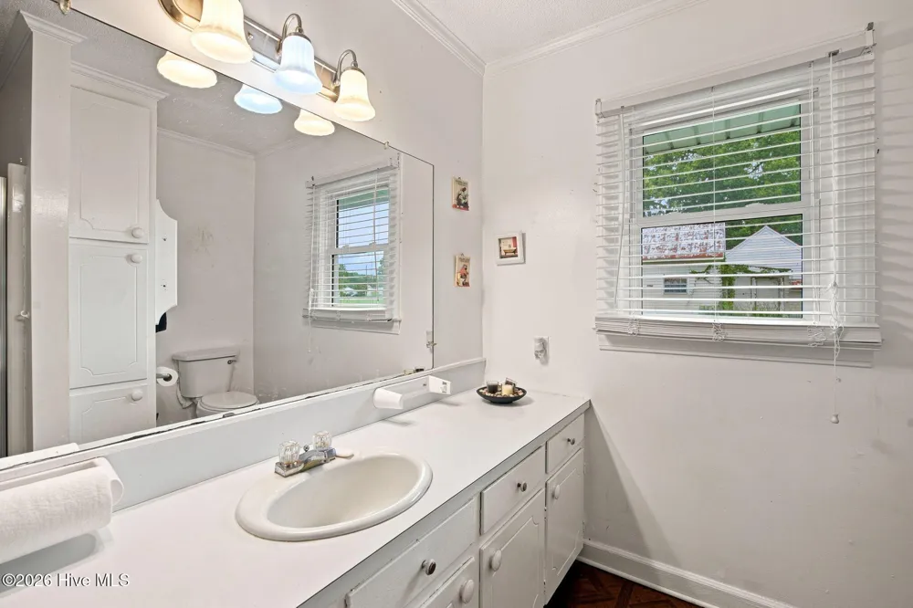 208 West Avenue Oak City, NC 27857