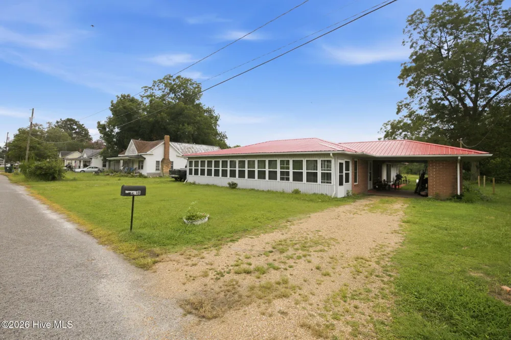 208 West Avenue Oak City, NC 27857