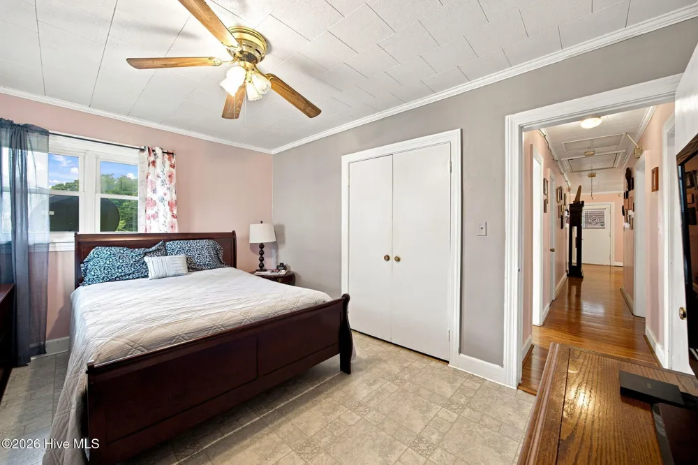 208 West Avenue Oak City, NC 27857