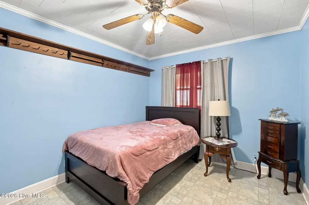 208 West Avenue Oak City, NC 27857
