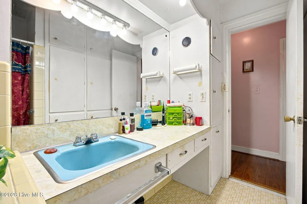 208 West Avenue Oak City, NC 27857