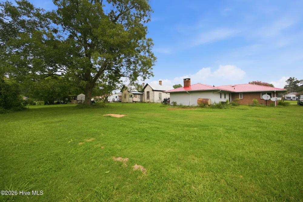 208 West Avenue Oak City, NC 27857