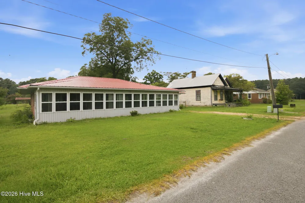 208 West Avenue Oak City, NC 27857