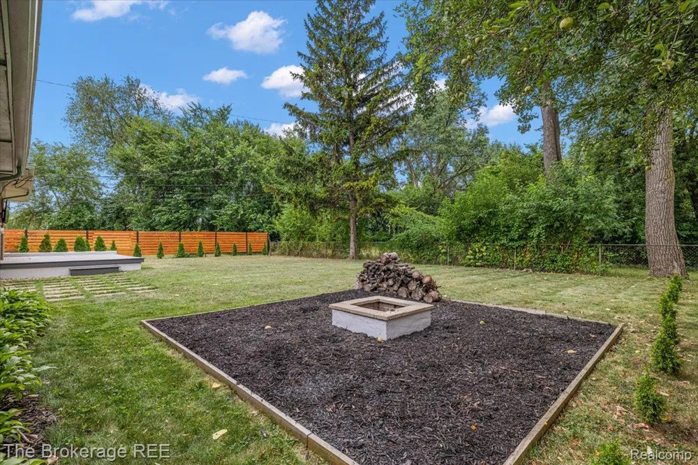 26515 Northeastern Highway Madison Heights City, MI 48071