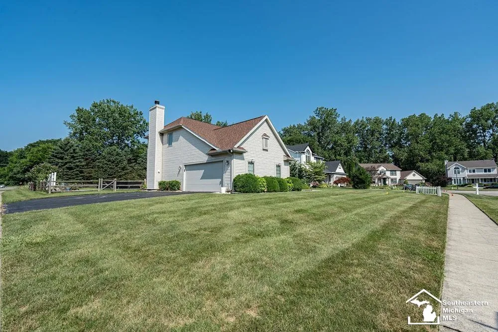 6829 Pine Creek Court Bedford Township, MI 48182