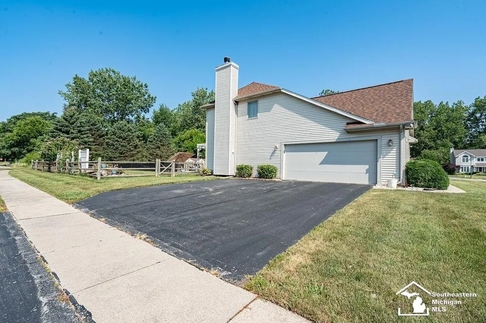 6829 Pine Creek Court Bedford Township, MI 48182