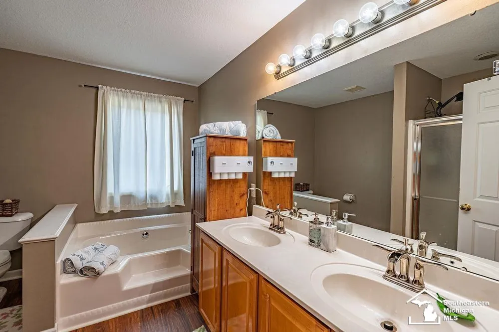 6829 Pine Creek Court Bedford Township, MI 48182