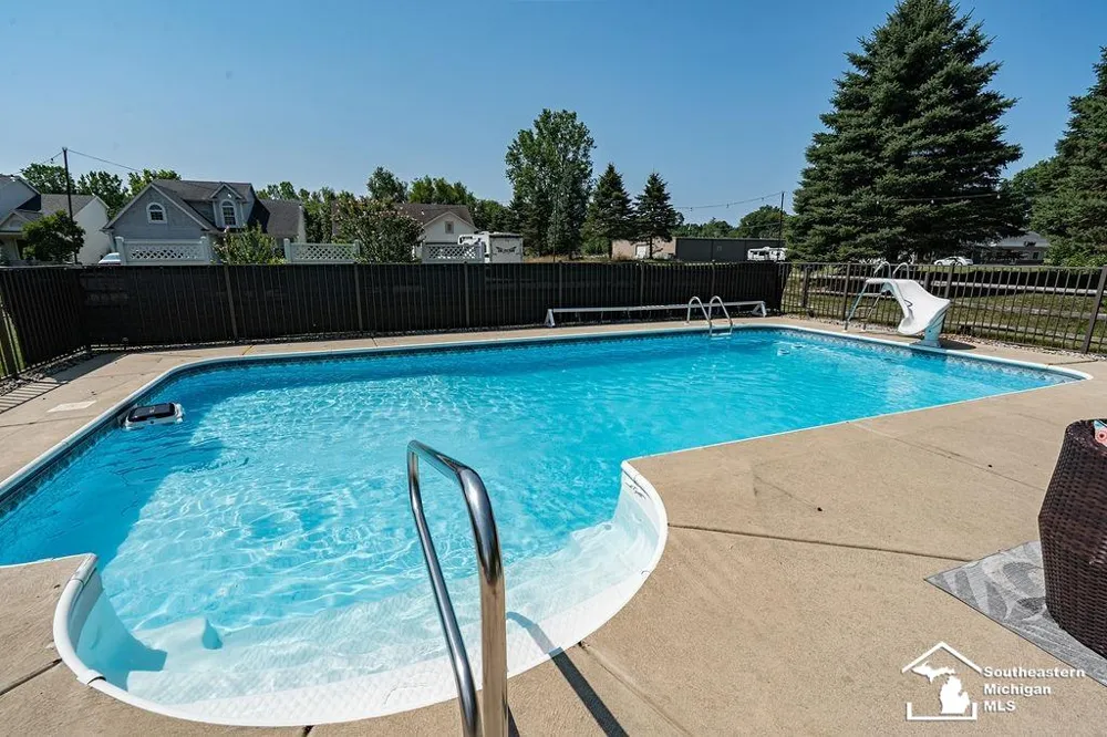 6829 Pine Creek Court Bedford Township, MI 48182