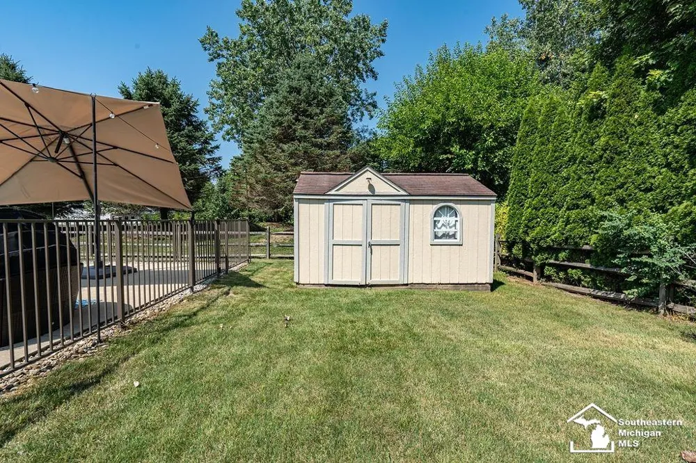 6829 Pine Creek Court Bedford Township, MI 48182