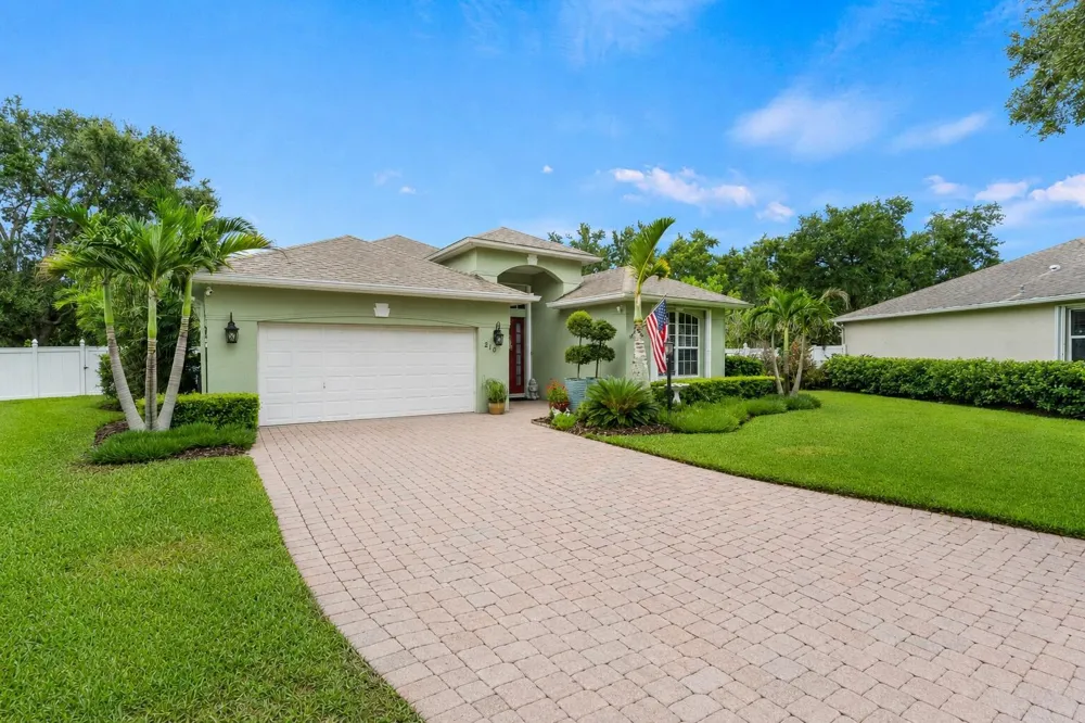 210 CHAMPAGNE COURT SW Vero Beach, FL 32968