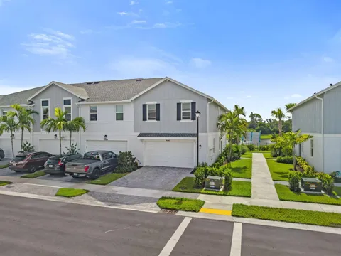 4440 Longwood Lake Square