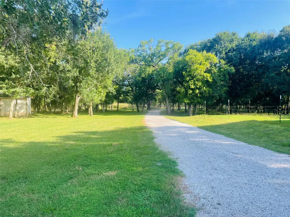 416 County Road 28 Angleton, TX 77515