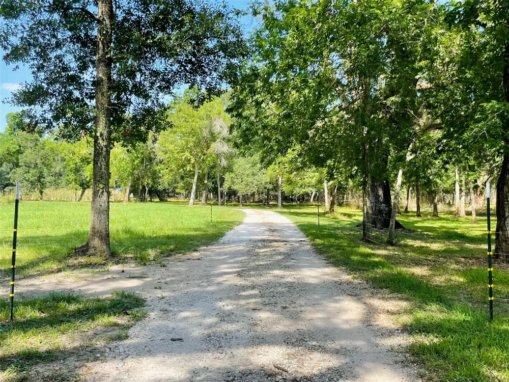 416 County Road 28 Angleton, TX 77515