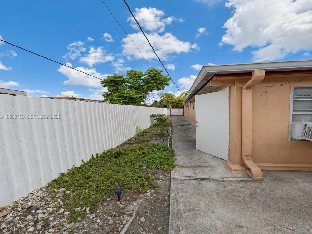 142 E 45th St Hialeah, FL 33013