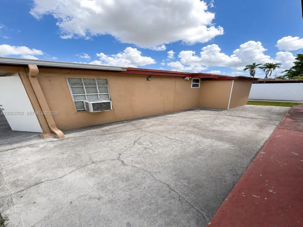 142 E 45th St Hialeah, FL 33013