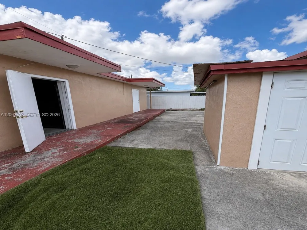 142 E 45th St Hialeah, FL 33013