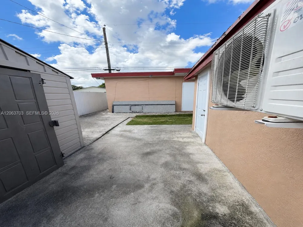 142 E 45th St Hialeah, FL 33013