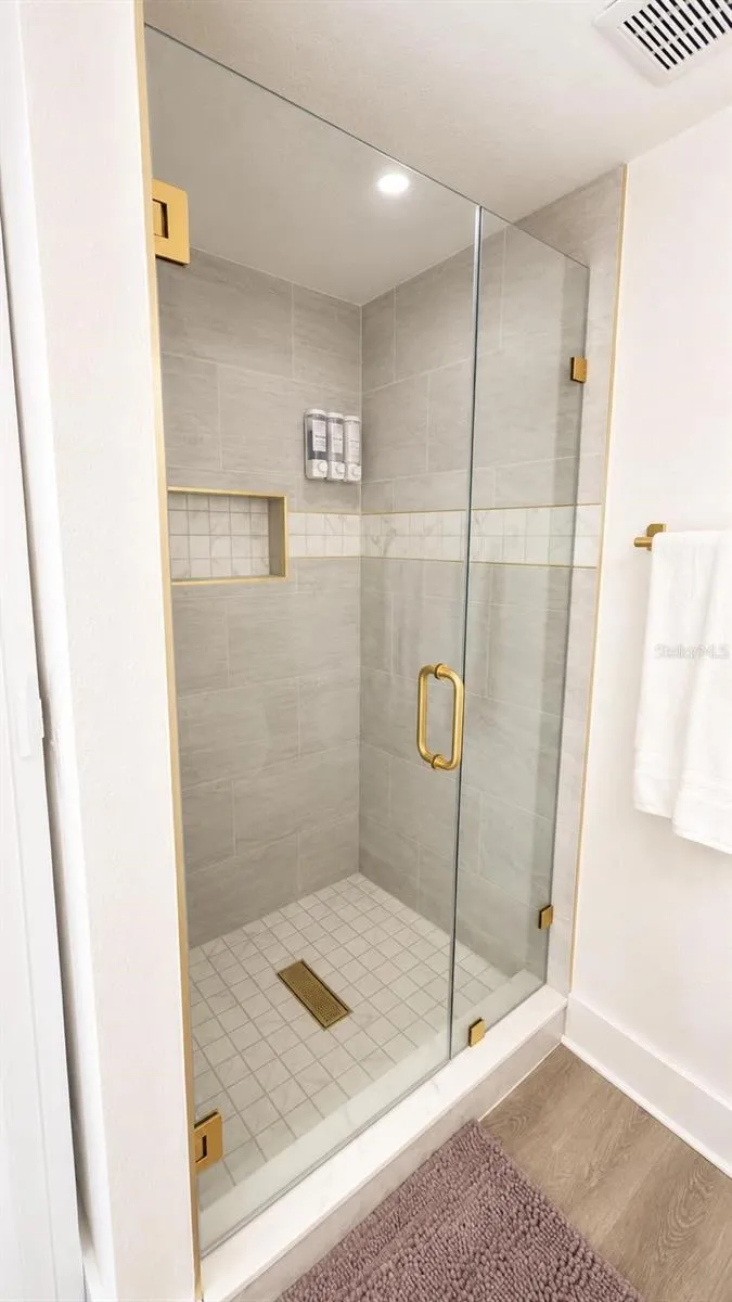2109 E NAVAJO AVENUE Tampa, FL 33612